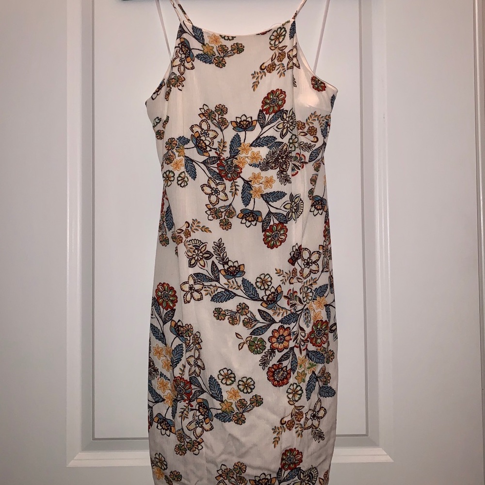 Floral design w/ crisscross back, date night dress